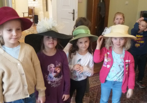 Dziewczynki z grupy Smerfów w kapeluszach.